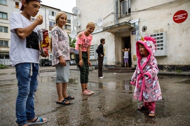 Copiii din Blocurile B10 și B11 se joacă afară