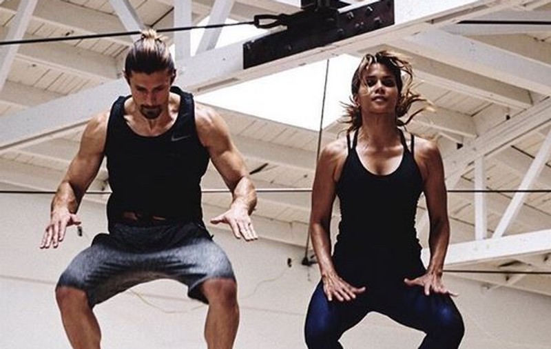 Halle Berry se antrenează ca un sportiv de performanță! Cum își menține silueta de invidiat la 52 de ani