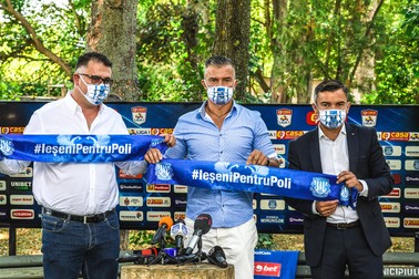 La conferința de prezentare în funcția de antrenor principal la Poli Iași a participat și actualul primar, candidatul PNL la primăria Iași, Mihai Chirica (dreapta) | FOTO: Facebook Poli Iași