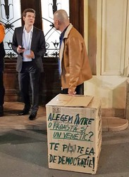 Mesajul afișat de un bărbat care a protestat în fața Bibliotecii Centrale Universitare
