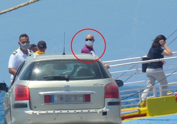 Marian Goleac se îmbarcă pe feribot în Eghina