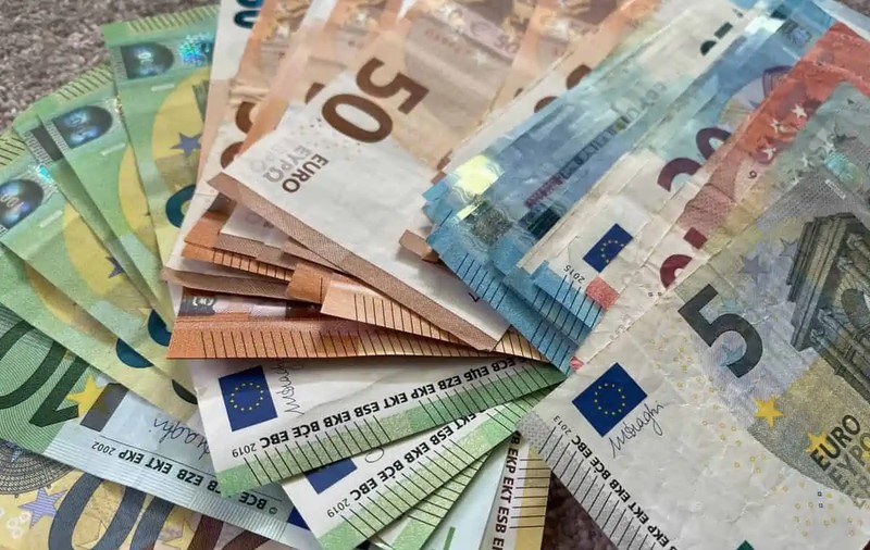 Tânăr din Satu Mare, cercetat după ce a încasat de la o femeie 40.000 de euro pentru telefoane și computere pe care nu le-a mai livrat