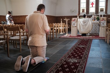 Nicolae Stan, la slujba de duminică ținută de preotul ortodox Gabriel Bodescu în capela Bisericii Luterane din Skagen, Danemarca