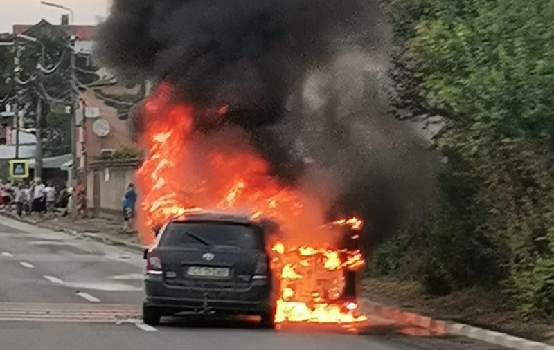 Ce s-a descoperit în portbagajul mașinii care a luat foc în mers la Agigea