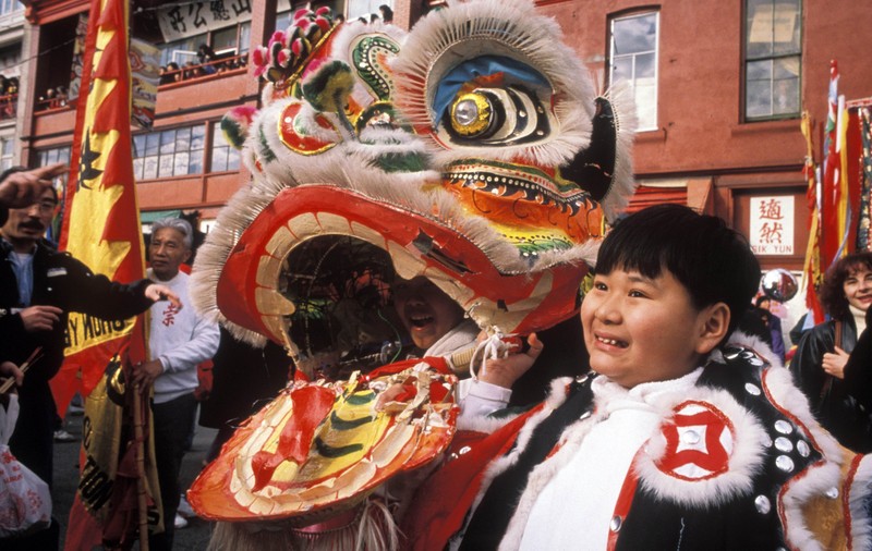 VIDEO EXCLUSIV! ANUL NOU CHINEZESC. Ploaie de STELE DE OŢEL, DRAGONI şi MESE ÎMBELŞUGATE. Iată CUM SĂRBĂTOREŞTE noul an CEA MAI MARE POPULAŢIE a lumii
