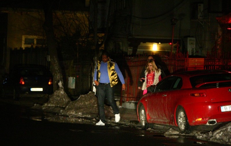 Cabral a uitat să fie GENTLEMAN! Andreea merge cu sacoşele în spate, iar el în faţă cu mâinile în buzunar | FOTO