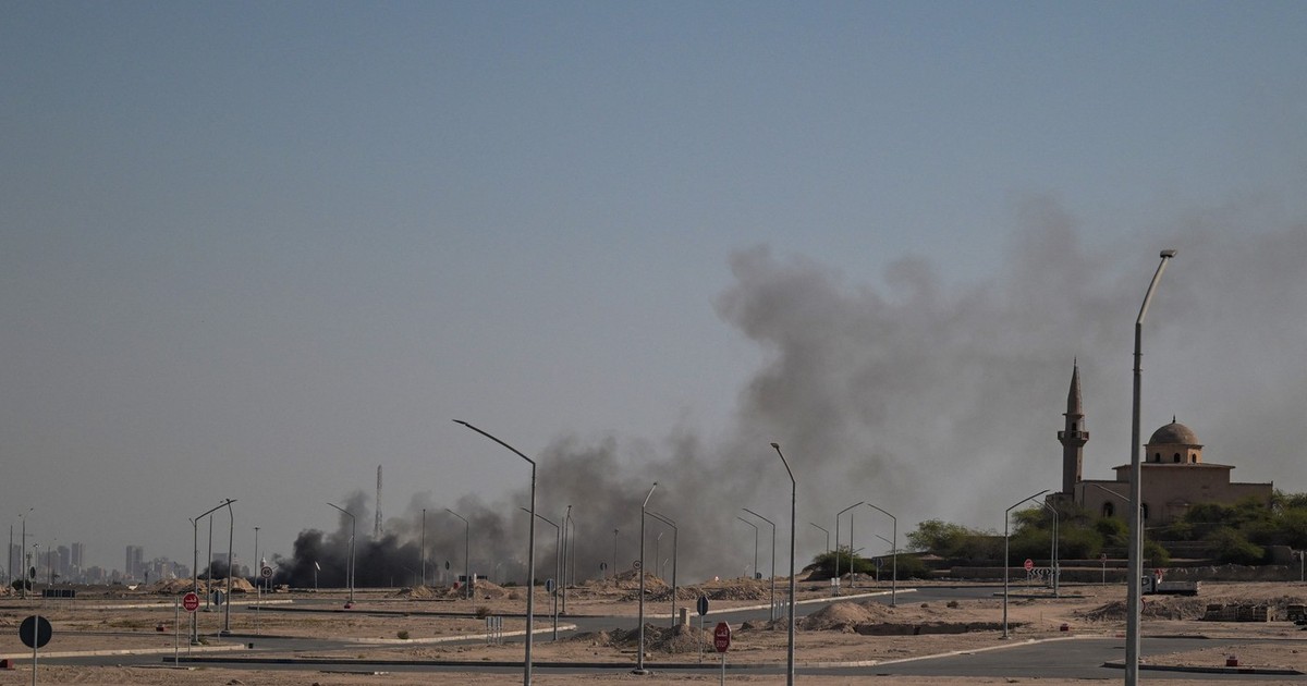 O coloană de fum negru se ridică de la locul unui atac efectuate de iranieni în Kuwait. Imagine cu caracter ilustrativ Foto: Profimedia