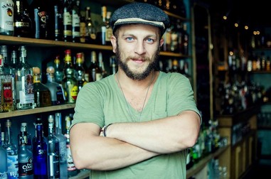 Macanache, în 2013, când lucra ca barman intr-un club din centrul vechi al Bucurestiului