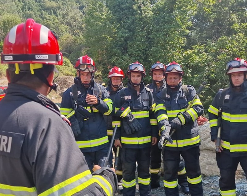 Pompierii români intervin în insula Corsica pentru stingerea unui incendiu forestier