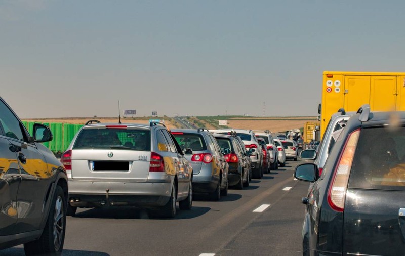 Se circulă bară la bară spre Giurgiu-Ruse şi e aglomerat pe Autostrada Soarelui către litoral