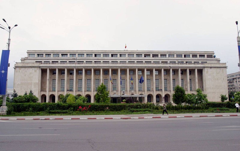 Veştile lui aprilie: una rece, două calde