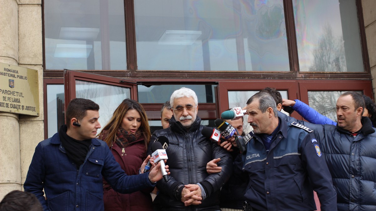 Adrian Sârbu, scos în cătușe din sediul Parchetului General, pe 3 februarie 2015. FOTO: Ionuț Mureșan