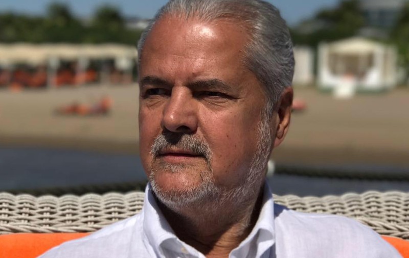 Imagine rară cu Adrian Năstase și familia sa. A împlinit 75 de ani și a apărut alături de soția Dana, băieții Mihnea și Andrei și soțiile lor