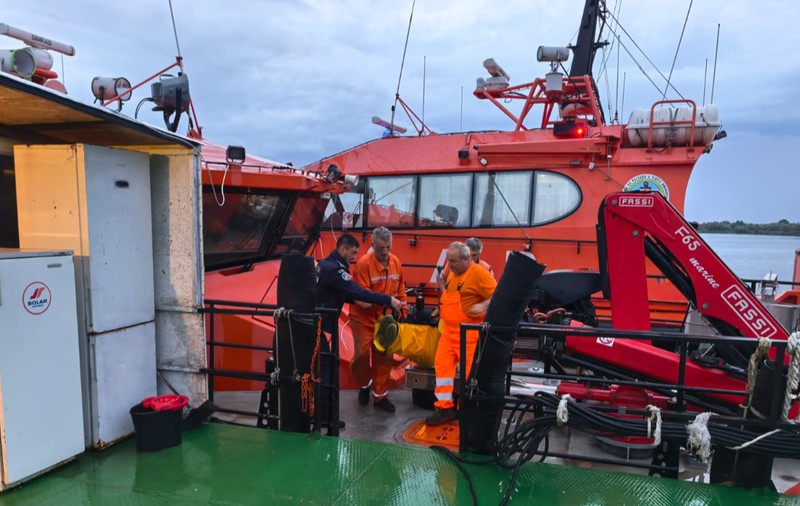 Care este starea marinarilor de pe nava cu GPL atacată în Marea Neagră, aduși la Tulcea: „Unul a fost intubat”