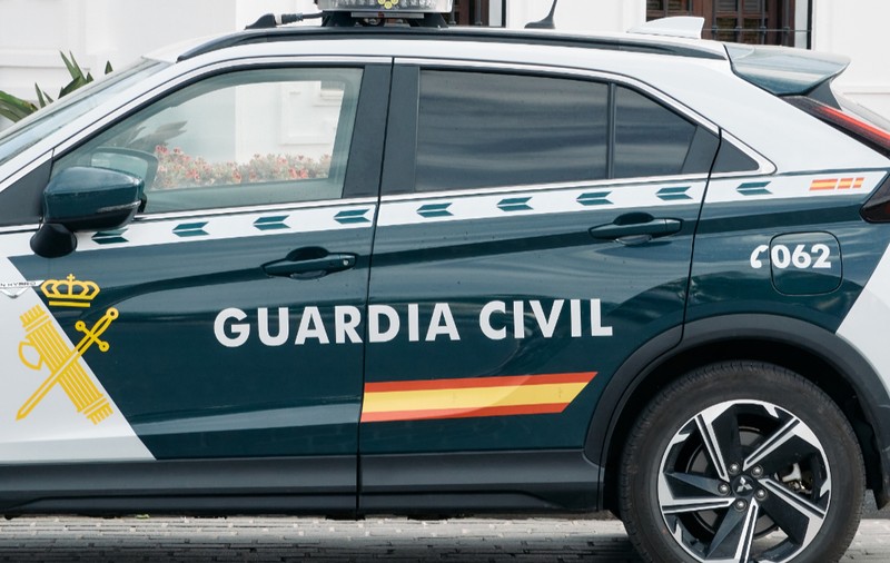 Un român fără permis a jefuit un magazin și a lovit opt mașini în timp ce era urmărit de poliție, în Spania