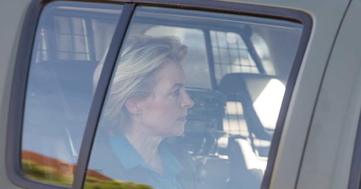 Ursula von der Leyen, președinta Comisiei Europene, văzută pe geamul unui elicopter