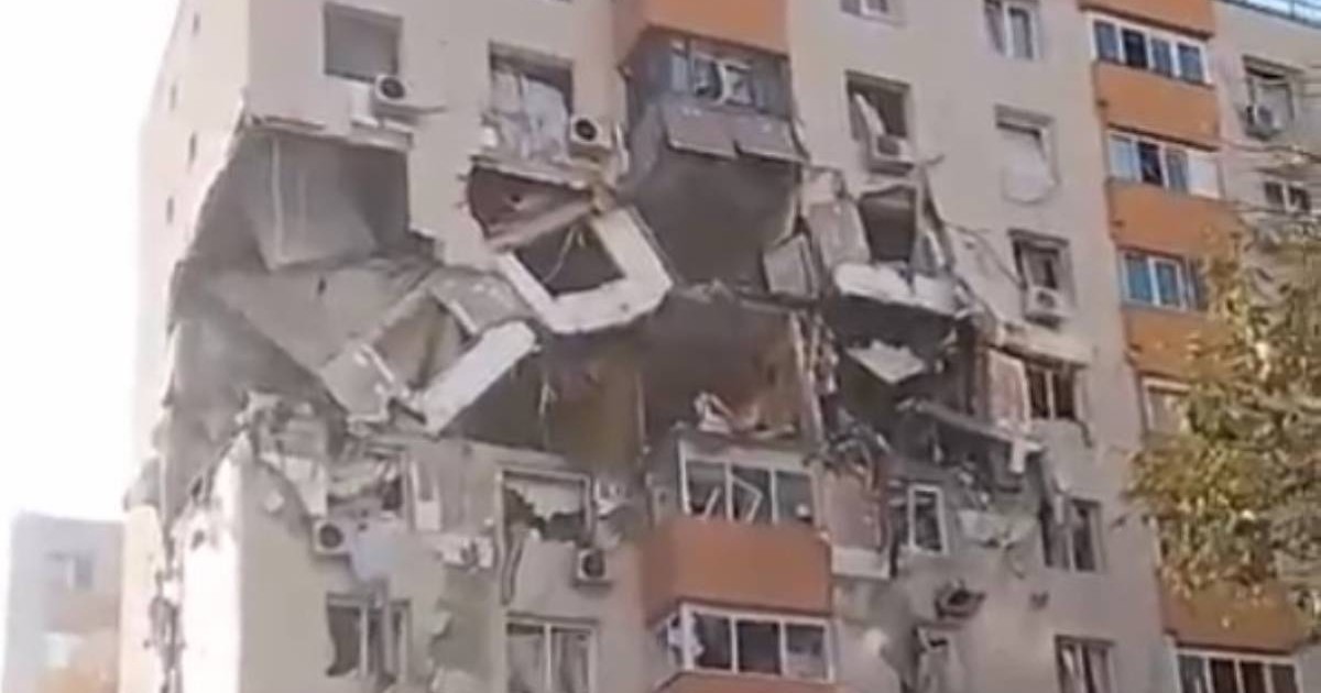 Trei etaje din blocul din București în care a avut loc explozia, sunt complet distruse, bucăți din pereții blocului atârnă după ce au fost distruse