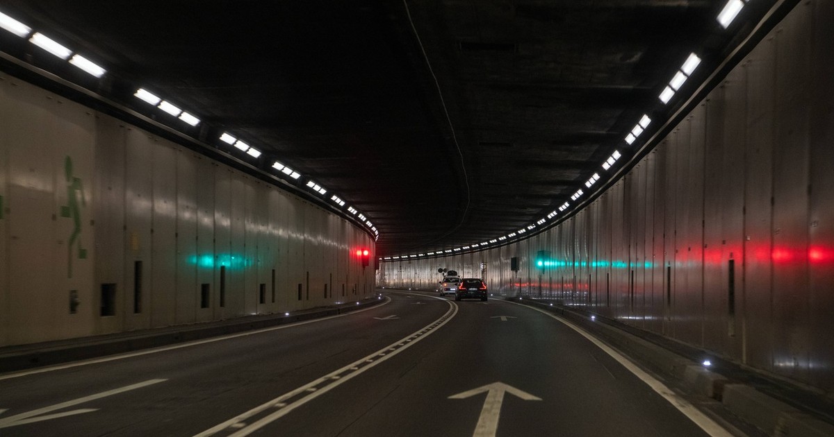 aspect din Tunelul rutier Gotthard, cu o lungime de 16,9 kilometri, este al patrulea tunel rutier ca lungime din lume și cel mai lung tunel rutier din Alpi.