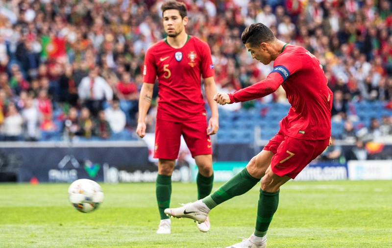 Nemulțumit de modul cum a executat loviturile libere cu Sepsi, Gigi Becali i-a făcut o recomandare hazlie lui Florinel Coman: ”Să vorbească cu Ronaldo”