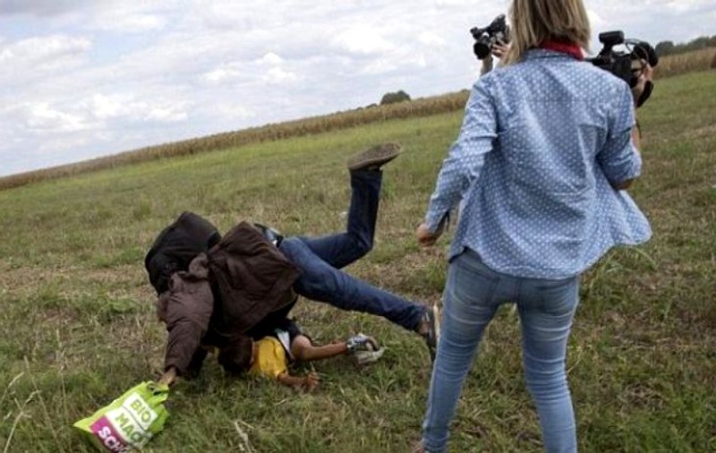 Jurnalista maghiară care i-a pus piedică unui imigrant cu un copil în brațe a fost găsită nevinovată de Curtea Supremă a Ungariei