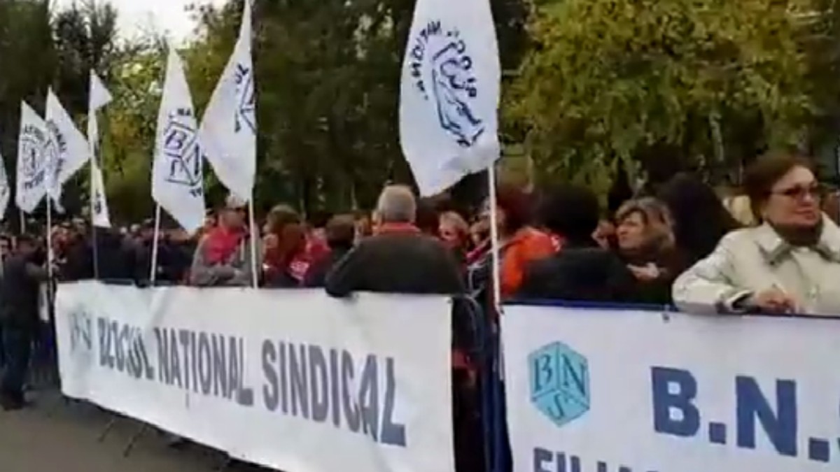 Sindicaliștii din industria de apărare protestează la Guvern, pe 15 și 16 mai. Sindicaliști care protestează
