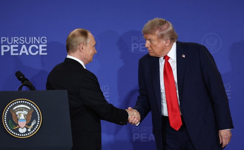 Donald Trump (dreapta) și Vladimir Putin dau mâna în cadrul declarațiilor de presă de la finalul summitului din Alaska Foto: Profimedia