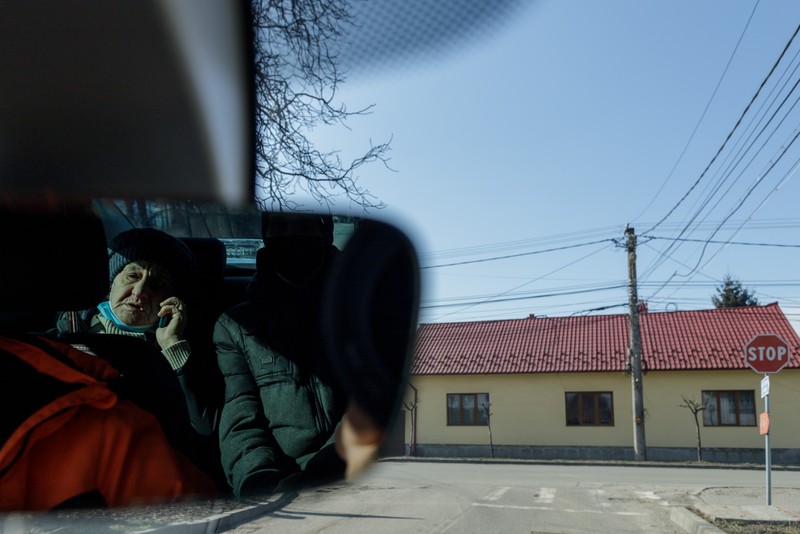 „Nu mă întorc, nu mă întorc! Sunt cu Daniel”, spune fermă la telefon femeia