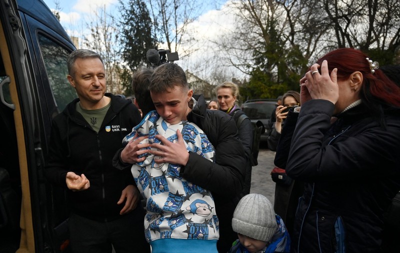 „Mamă, nu vreau să-ți povestesc, nu vei mai dormi noaptea”. Mărturiile copiilor ucraineni răpiți de ruși care s-au întors acasă după 6 luni