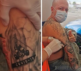În urmă cu o lună, când a luat decizia să se vaccineze, bărbatul și-a tatuat pe braț Covid-19, alături de o mască stilizată | FOTO: Bihoreanul