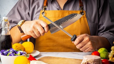 Cum ascuți cuțitele de bucătărie. Trucuri pe care le poți face în câteva secunde