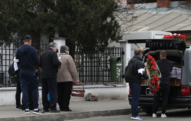 Cum arată o înmormântare în vremea coronavirusului. Fotografii dureroase de la o biserică din București