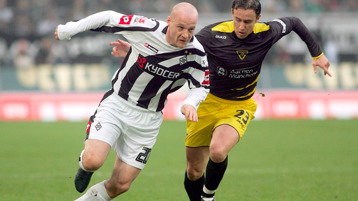 Laurențiu Aurelian Reghecampf (dreapta), în timpul unui meci Alemannia Aachen - Borussia Monchengladbach din Bundesliga. (FOTO: EPA)