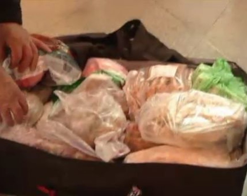 FOTO/ O familie de români a fost oprită la aeroport pentru că avea tot porcul în bagaje