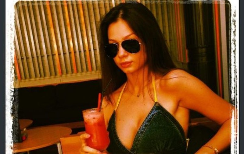 Se mai uită cineva la suc, când expune un asemenea decolteu?!? Iuliana Luciu se răcoreşte, imaginaţia bărbaţilor se înfierbântă!