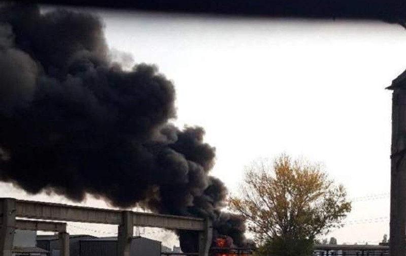 Incendiu puternic la un depozit de mase plastice din Județul Prahova