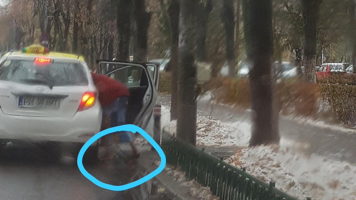 Un bărbat din Ploiești a sfidat vremea rea! A mers desculț prin zăpadă
