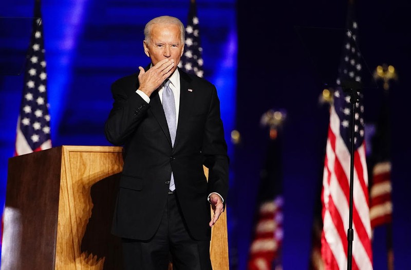 Dulcele sărut al victoriei pentru Joe Biden Foto: EPA