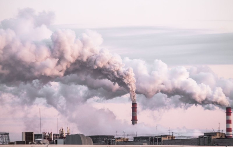Pentru prima oară, participanții la summitul climatic au ajuns la un acord pentru „tranziția” către renunțarea la combustibilii fosili. Care sunt criticile