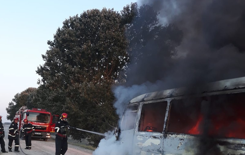 Microbuz mistuit de un incendiu în Tulcea. Pasagerii au scăpat nevătămați