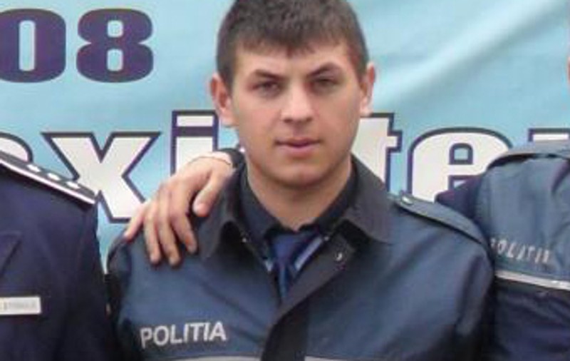 Poliţist împuşcat ÎN GÂT din greşeală de un coleg care se juca cu arma | FOTO 