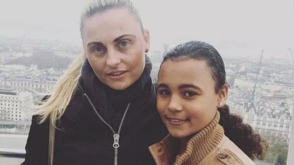 O femeie de 37 de ani își îndeamnă fiica de 14 ani să-și facă operații estetice. "Oamenii urâți nu ajung nicăieri în zilele noastre"