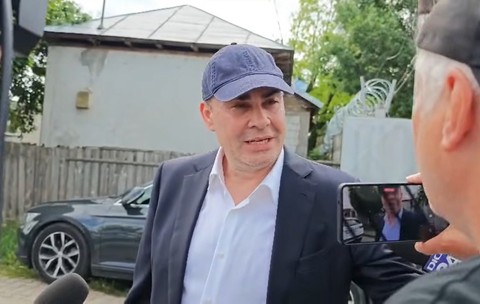 Darius Vâlcov, prima reacție după ieșirea din penitenciar. Fostul ministru de Finanțe a fost eliberat condiționat după 3 ani de închisoare din cei 5, s-a urcat într-un Mercedes și a plecat