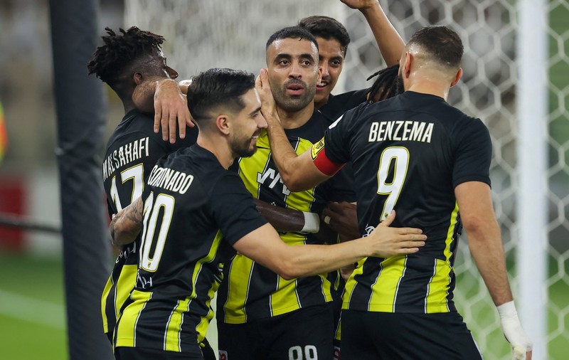 Un fotbalist a fost lovit cu un bici de un suporter, la finalul Supercupei din Arabia Saudită. VIDEO