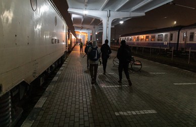 Seară de seară, migranții se urcă în trenuri din Gara de Nord din Timişoara și merg spre diferite locații, ca să încerce un joc nou&nbsp;