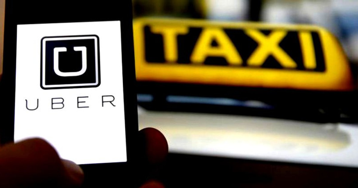 Transportatorii solicită retragerea proiectului de ordonanță de urgență prin care serviciile Uber, Bolt și Clever ar urma să reintre în legalitate. Smartphone cu aplicația Uber deschisă și un taxi pe fundal