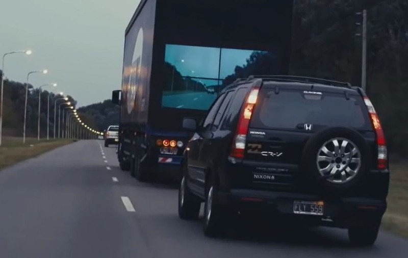 Inovaţia care va revoluţiona siguranţa rutieră! Cum poți să depăşeşti fără emoţii un camion | VIDEO