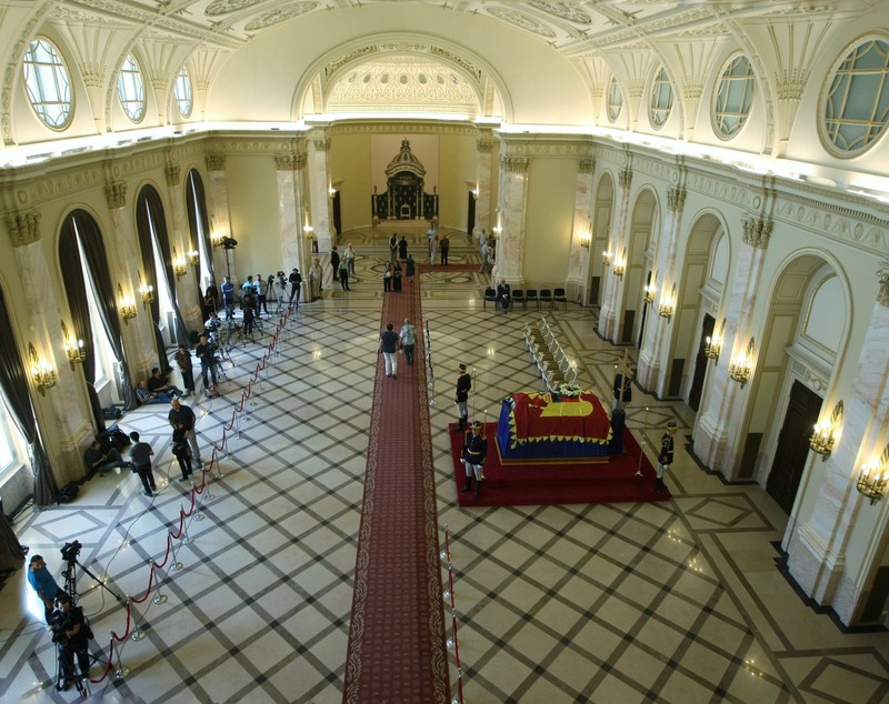 Înmormântarea Reginei Ana. Reprezentanții Caselor Regale au venit cu autocarul, preoții cu limuzina