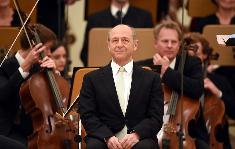 VIDEO VIRAL: Un dirijor a fost vaccinat anti-COVID pe scenă, în timp ce continua să conducă orchestra