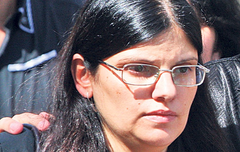 Andreea Anghel, cea care i-a dat viaţă băieţelului ucis de maidanezi, suferă enorm! Mama lui Ionuţ nu se desparte de pozele lui