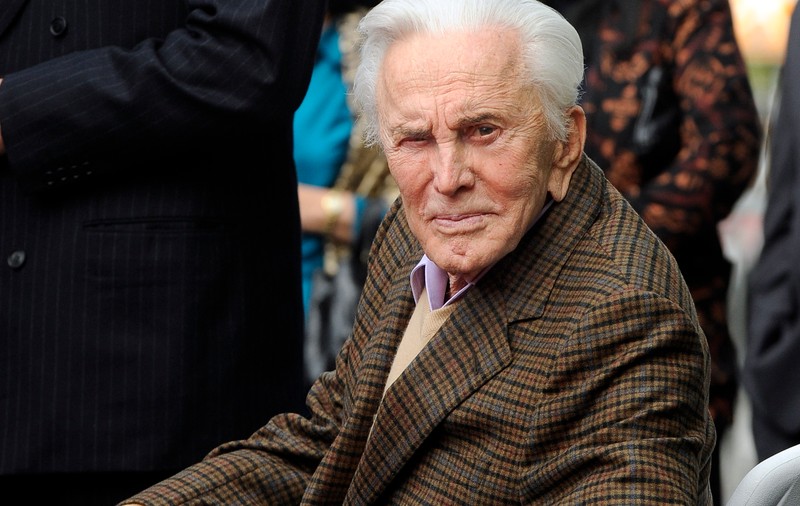 Ipostaza inedită în care a fost surprins Kirk Douglas, la vârsta de 102 de ani (FOTO)